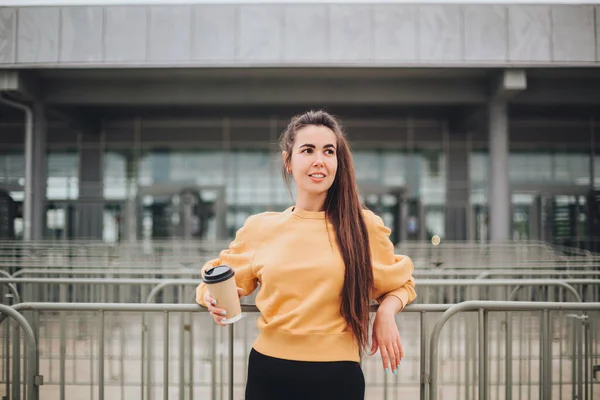 Ragazza Sorridente Con Capelli Lunghi Abiti Casual Con Caffè Asporto — Foto Stock