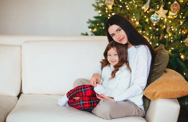 Mutlu Küçük Kız Çocuğu Pozitif Annesiyle Oynuyor Noel Tatilinde Evde — Stok fotoğraf