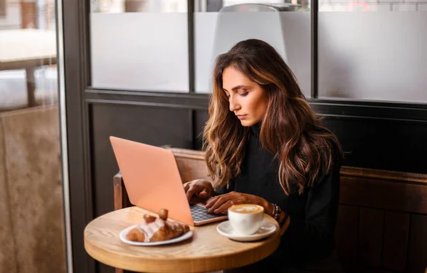 Mujer Joven Freelancer Beber Café Comer Croissant Mientras Trabaja Forma —  Fotos de Stock