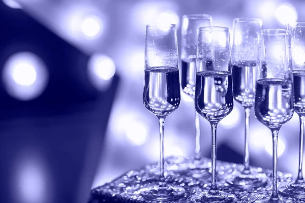 透明的葡萄酒杯与香槟放在模糊的非常漂亮的背景明亮的照明在派对上 2022年的色彩 — 图库照片