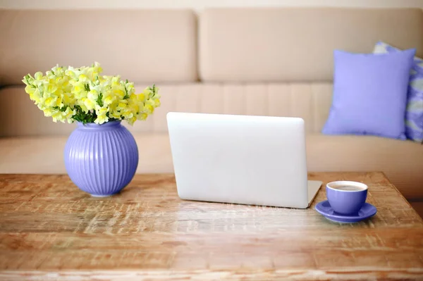 Offener Laptop Tasse Kaffee Und Sehr Peri Vase Mit Schönen — Stockfoto
