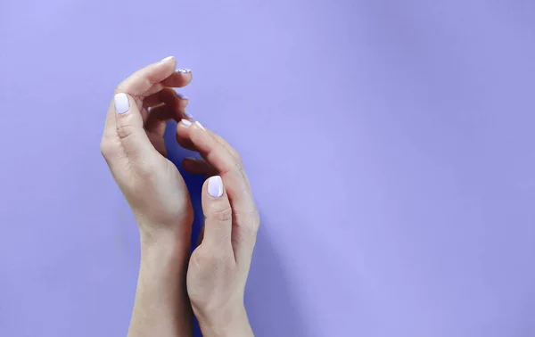 손톱으로 보라색 배경을 익명의 농작물을 재배하는 여성의 색상은 2022 — 스톡 사진