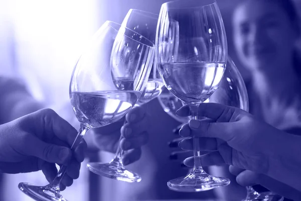 Vriendengroep Geniet Van Een Drankje Sluit Toast Met Witte Wijn — Stockfoto