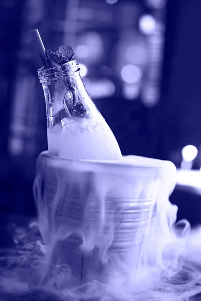 Mojito Λεμονάδα Σερβίρεται Στο Μπουκάλι Μέντα Στον Κουβά Ξηρό Πάγο — Φωτογραφία Αρχείου