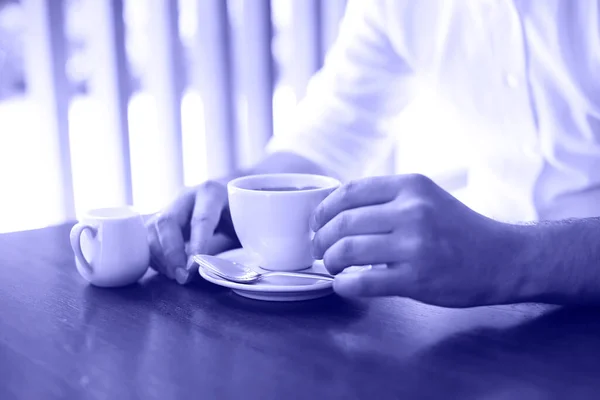 Foto Recortada Joven Empresario Con Una Taza Café Tonificado — Foto de Stock