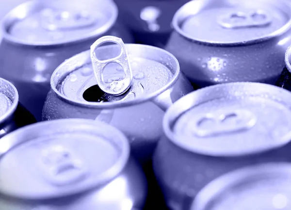 Latas Bebidas Doces Cerveja Resfriamento Congelado Com Gotas Água Cor — Fotografia de Stock