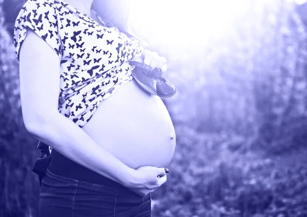 Close Unrecognizable Pregnant Woman Baby Little Shoes Her Tummy Sunrise — Stock Photo, Image