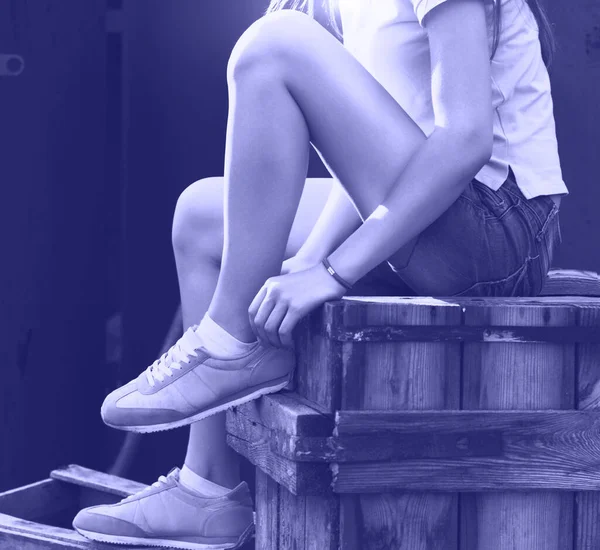 Blaue Turnschuhe Auf Mädchenbeinen Auf Dem Grunge Hintergrund Aus Nächster — Stockfoto