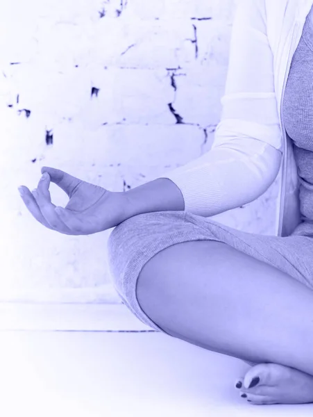 Jonge Vrouw Doet Yoga — Stockfoto