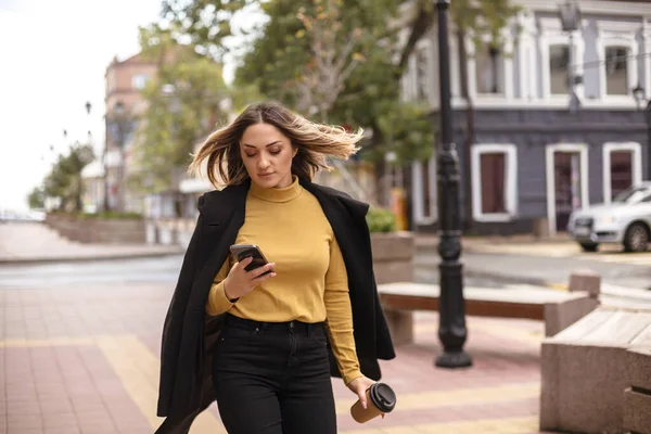 Mujer Atractiva Joven Con Teléfono Inteligente Caminando Calle Ciudad Aire —  Fotos de Stock