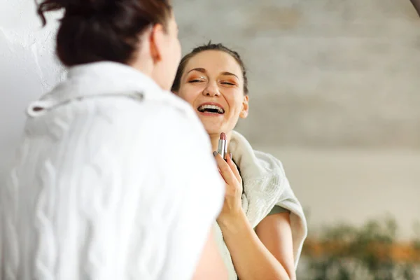 Foto Divertida Niña Riéndose Aplicando Lápiz Labial Los Labios Mirando —  Fotos de Stock