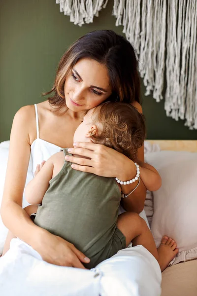 Jovem Mãe Expressando Amor Bebê Pequeno Sentado Cama Com Criança — Fotografia de Stock