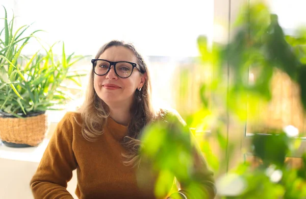 Portrait Smiling Middle Aged Woman Wearing Glasses Sitting Room Green — Stockfoto