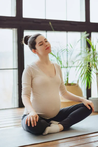 Meditatie Tijdens Zwangerschap Jonge Rustige Zwangere Vrouw Die Thuis Yoga — Stockfoto