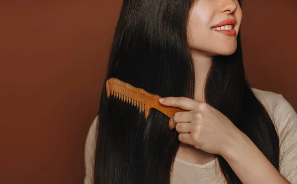 Young Happy Brunette Woman Combing Her Long Healthy Brown Hair — Φωτογραφία Αρχείου