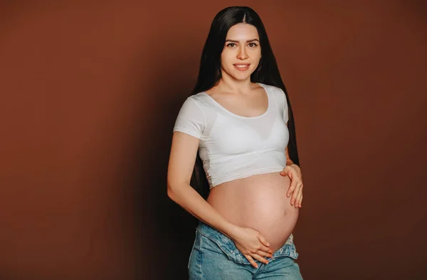 Retrato Del Estudio Joven Mujer Embarazada Hermosa Feliz Sosteniendo Vientre — Foto de Stock