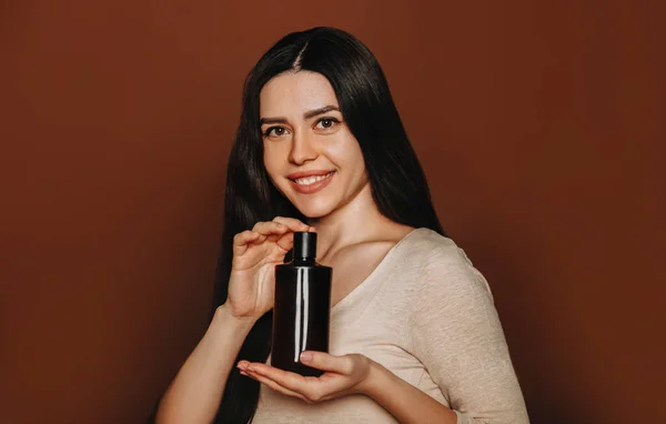Uzun Sağlıklı Kahverengi Saçlı Elinde Şampuan Tutan Organik Doğal Malzemelerle — Stok fotoğraf
