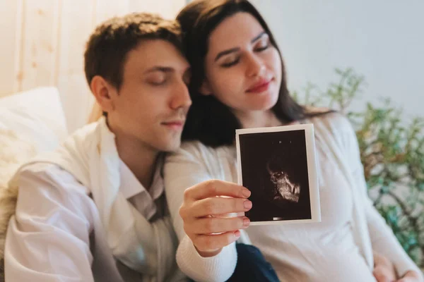 Young Happy Pregnant Woman Holding Pregnancy Ultrasound Showing Sonogram Picture — Stock Photo, Image