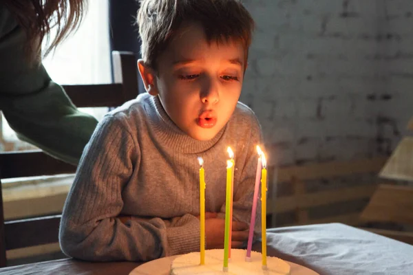 Pequeno Menino Caucasiano Pré Escolar Soprando Velas Bolo Aniversário Caseiro — Fotografia de Stock