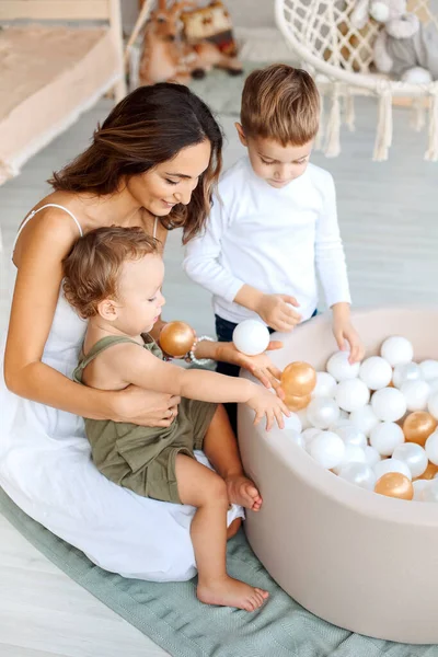 Jonge Liefhebbende Moeder Met Twee Kinderen Kleuter Peuter Zitten Buurt — Stockfoto