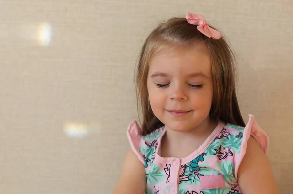 Κοντινό Πλάνο Του Χαριτωμένο Αξιολάτρευτο Χαμογελαστό Κοριτσάκι Κλειστά Μάτια Ενάντια — Φωτογραφία Αρχείου