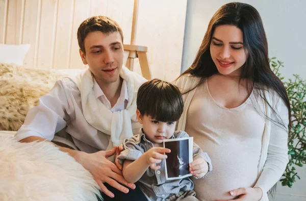 Família Feliz Com Criança Esperando Por Novo Bebê Mãe Grávida — Fotografia de Stock