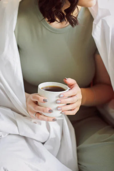 Avslappnad Positiv Ung Brunett Kvinna Hemkläder Sitter Toppen Obäddad Säng — Stockfoto