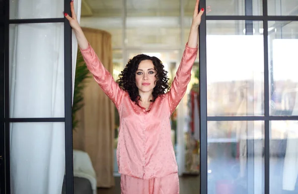 Guten Morgen Positives Innenporträt Einer Jungen Attraktiven Frau Seidenen Pyjama — Stockfoto