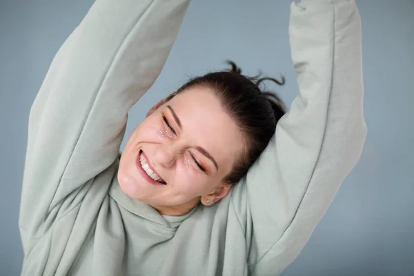 Belo Retrato Jovem Feliz Alegre Anos Mulher Camisola Casual Olhando — Fotografia de Stock