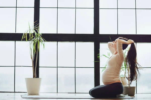 Jonge Rustige Zwangere Vrouw Bindt Haar Paardenstaart Voor Yoga Stretching — Stockfoto