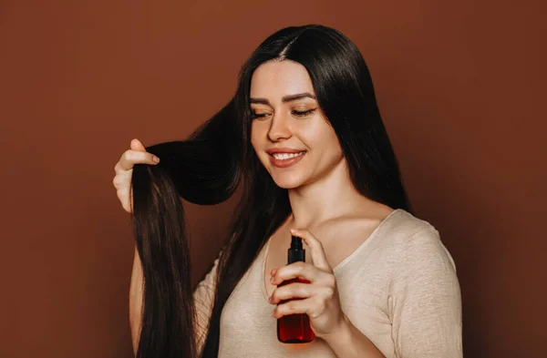 Uzun Sağlıklı Kahverengi Saçlarını Tutan Kamera Şampuanı Saç Kremi Kullanan — Stok fotoğraf