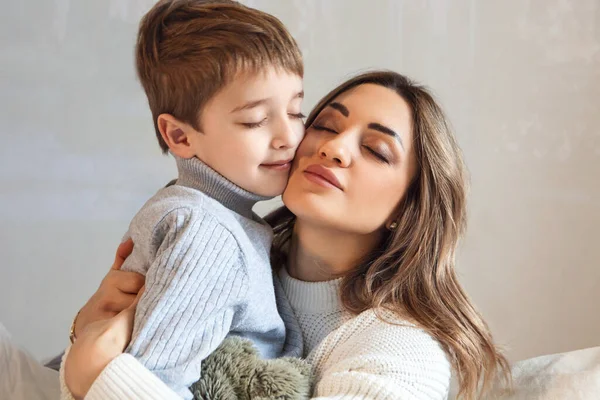 Criando Crianças Com Amor Retrato Família Bonito Mãe Amorosa Pequeno — Fotografia de Stock