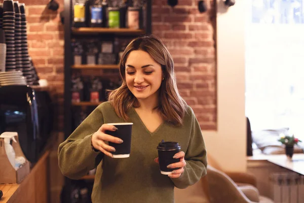 Foto Indoor Giovane Donna Sorridente Possesso Due Tazze Caffè Asporto — Foto Stock