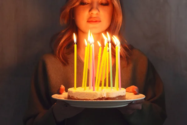 Jovem Mulher Sorridente Segurando Bolo Aniversário Caseiro Com Velas Acesas — Fotografia de Stock