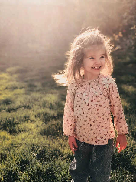 Κοντινό Πλάνο Φωτογραφία Του Χαμογελαστού Χαριτωμένο Κοριτσάκι Ετών Ξανθά Χνουδωτά — Φωτογραφία Αρχείου