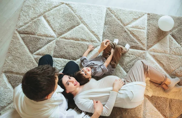 Vista Desde Arriba Familia Feliz Con Niño Pequeño Esperando Nuevo —  Fotos de Stock