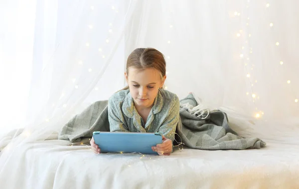 Dzieci Nowoczesne Technologie Mała Dziewczynka Leżąca Piżamie Nowoczesnym Tabletem Cyfrowym — Zdjęcie stockowe