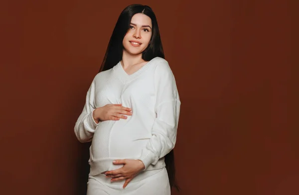 Joven Mujer Embarazada Feliz Con Pelo Castaño Largo Tocando Vientre — Foto de Stock