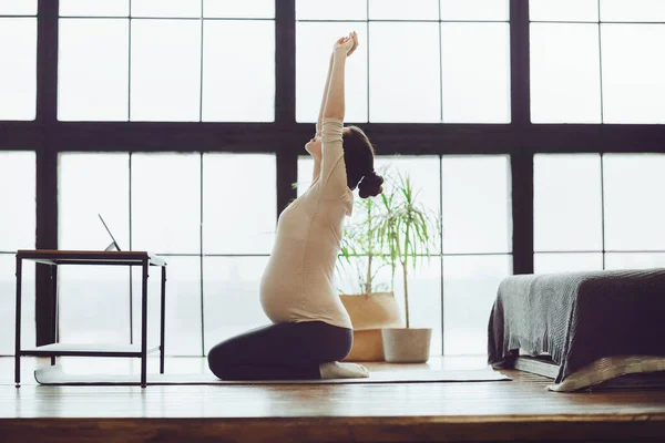 Volledige Lengte Van Jonge Kalme Sportieve Zwangere Vrouw Doen Yoga — Stockfoto