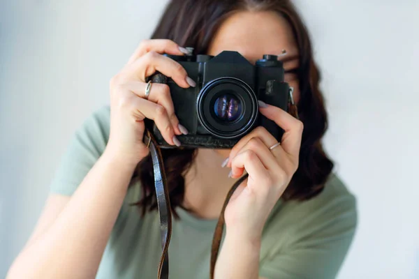 Ung Brunett Kvinna Fotograf Med Kamera Inomhus Kvinnlig Fotografering Professionell — Stockfoto