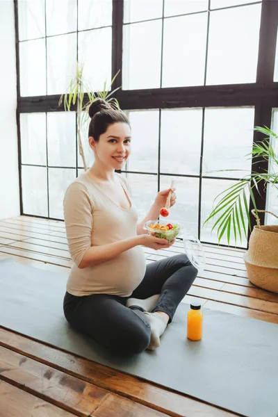 Friska Livsstil Och Kost Graviditeten Ung Glad Vacker Gravid Kvinna — Stockfoto