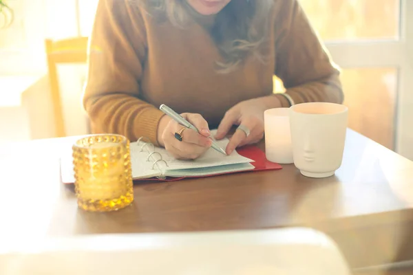 Escritora Poeta Mediana Edad Que Escribe Cuaderno Mientras Está Sentada —  Fotos de Stock