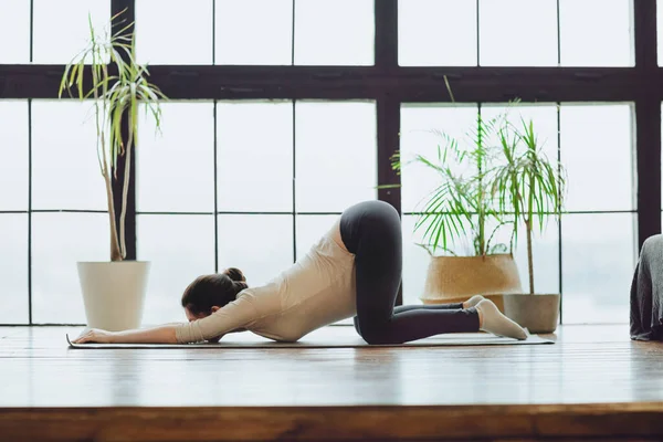 Meditatie Tijdens Zwangerschap Jonge Rustige Zwangere Vrouw Die Thuis Yoga — Stockfoto