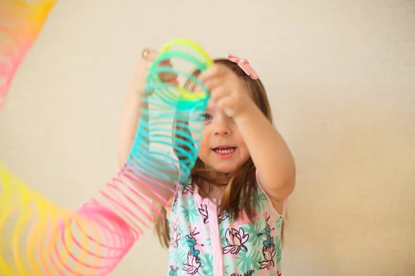 Nettes Entzückendes Kleines Mädchen Das Mit Einer Magischen Feder Aus — Stockfoto