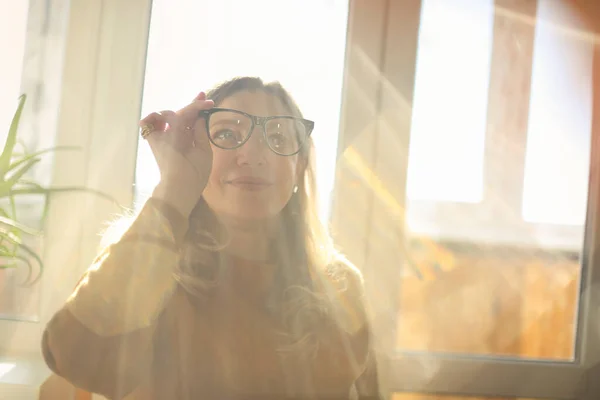 Feliz Sorrindo Mulher Meia Idade Segurando Óculos Olhando Através Lente — Fotografia de Stock