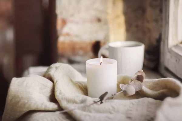 Weiße Brennende Kerze Wollschal Oder Karo Und Eine Tasse Heißen — Stockfoto