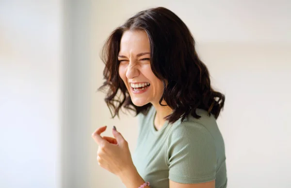 Foto Beweging Van Vrolijke Jonge Vrouw Springen Sporten Binnen Kijken — Stockfoto