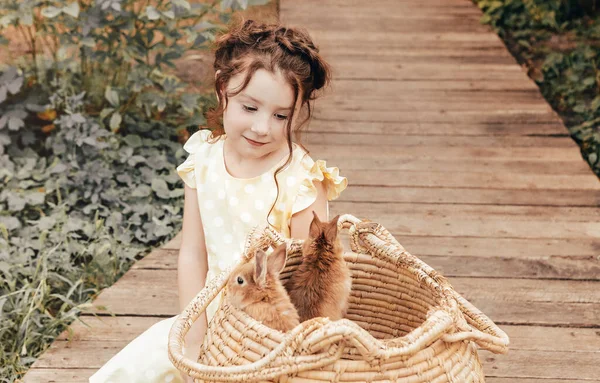 Μικρό Όμορφο Κορίτσι Καλοκαιρινό Φόρεμα Κάθεται Έξω Ξύλινο Μονοπάτι Μπροστά — Φωτογραφία Αρχείου