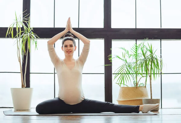 Meditatie Tijdens Zwangerschap Jonge Kalme Rustige Zwangere Vrouw Die Thuis — Stockfoto