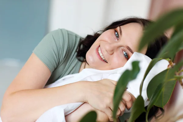 Mutlu Mavi Gözlü Genç Bir Kadın Hafta Sonu Evde Dinleniyor — Stok fotoğraf